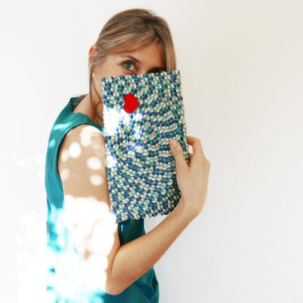 Borsetta clutch in paglia intrecciata blu e bianca | BICA-Good Morning Design