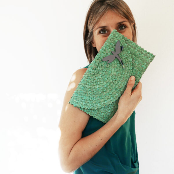 Borsetta clutch in paglia intrecciata azzurra turchese e libellula | BICA-Good Morning Design