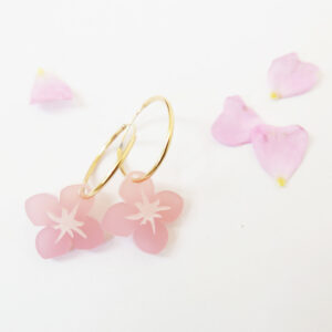 Orecchini a cerchio dorati con fiore rosa | Orecchini floreali | BiCA-Good Morning Design