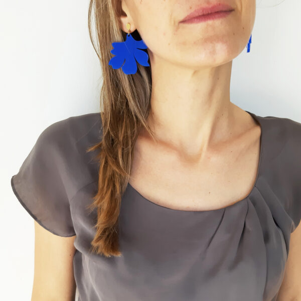 Orecchini pendenti blu floreali | orecchini fiore blu e oro | BiCA-Good Morning Design