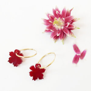 Orecchini a cerchio dorati con fiore anemone rosso | Orecchini ad anello floreali | BiCA-Good Morning Design