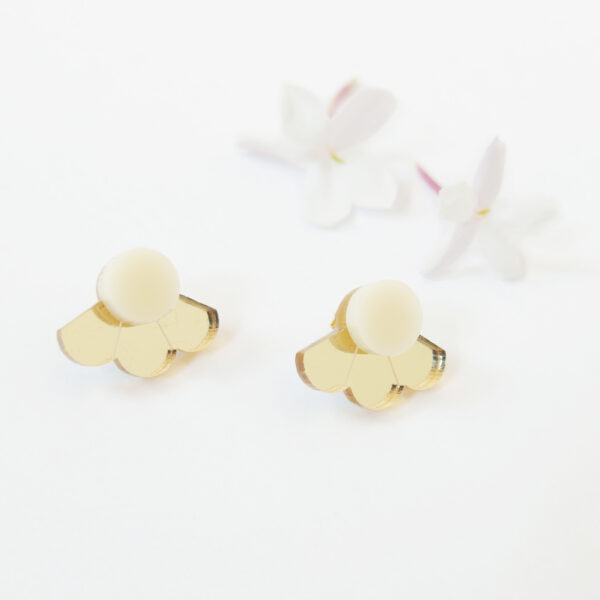 Small Fan orecchini geometrici a ventaglio oro e bianco avorio | orecchini a perno geometrici | BiCA-Good Morning Design