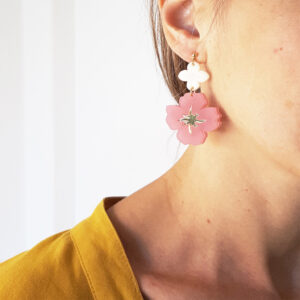Orecchini pendenti dorati con fiori rosa e avorio | Orecchini floreali | BiCA-Good Morning Design