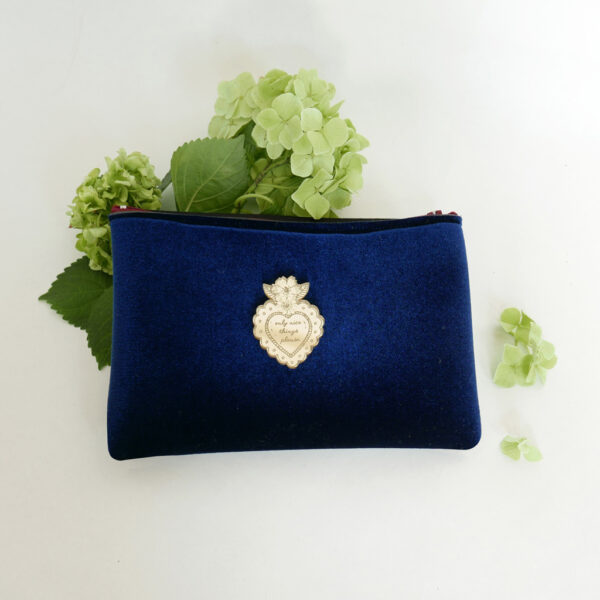 Pochette Chic velluto blu e neoprene con spilla oro | borse fatte a mano in Italia | design italiano | BiCA-Good Morning Design