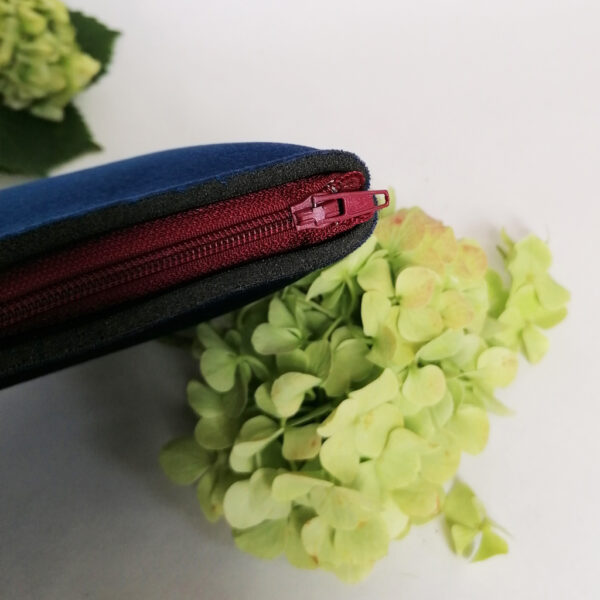 Pochette Chic velluto blu e neoprene con spilla oro | borse fatte a mano in Italia | design italiano | BiCA-Good Morning Design
