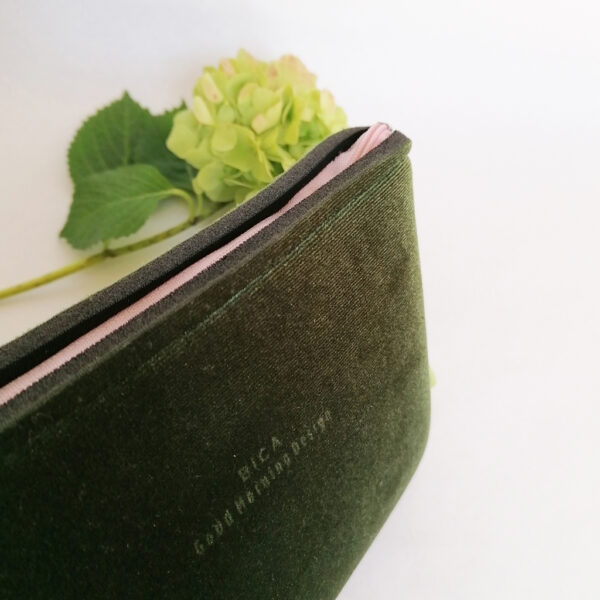 Pochette Chic velluto verde e neoprene con spilla oro | borse fatte a mano in Italia | design italiano | BiCA-Good Morning Design