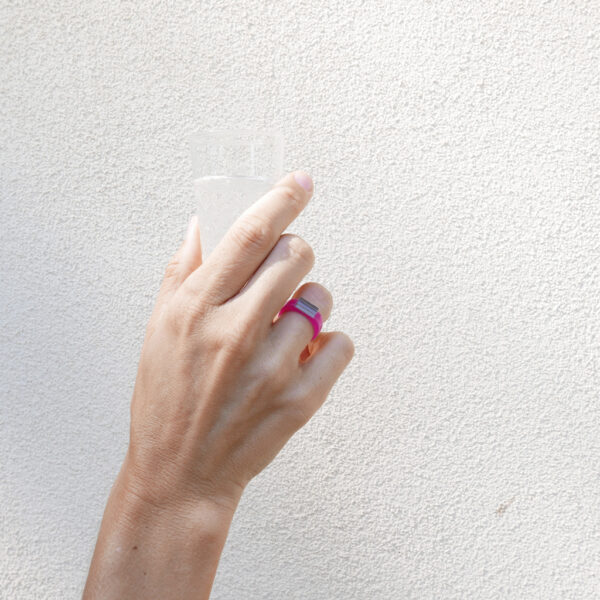 Sunset. Anello minimal di design fucsia e bronzo | Gioielli Milano | BiCA-Good Morning Design
