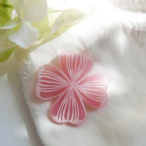 Spilla quadrifoglio rosa | gioielli a sostegno per la lotta al tumore al seno | BiCA Good Morning Design