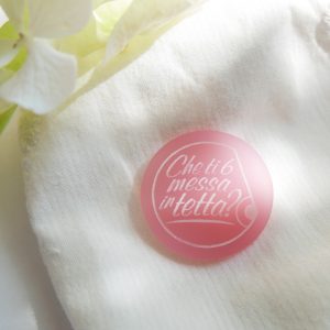 Spilla rosa "CHE TI 6 MESSA IN TETTA?" | gioiello a sostegno per la lotta al tumore al seno | BiCA Good Morning Design