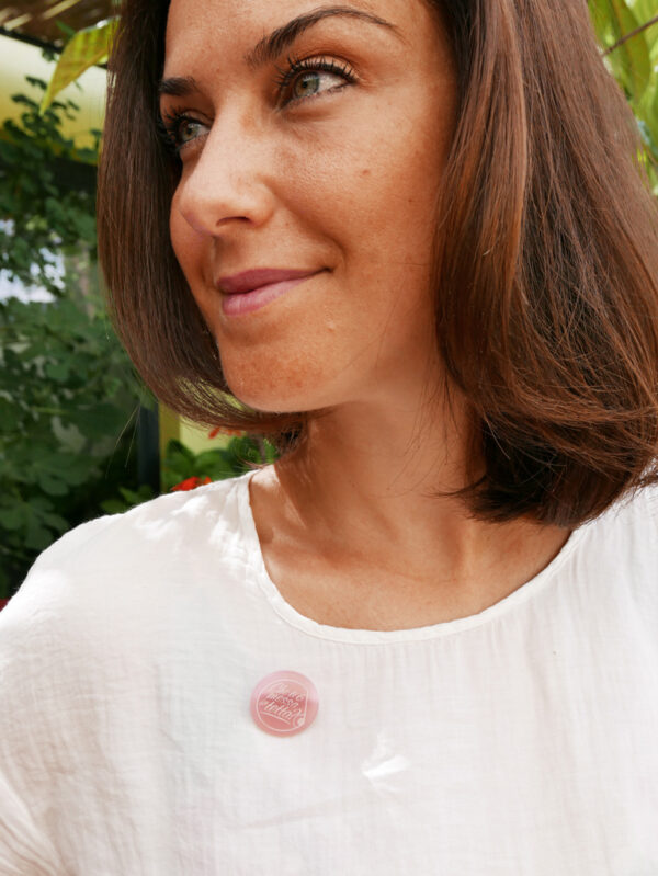 Spilla rosa "CHE TI 6 MESSA IN TETTA?" | gioiello a sostegno per la lotta al tumore al seno | BiCA Good Morning Design