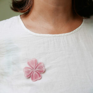 Spilla quadrifoglio rosa | gioielli a sostegno per la lotta al tumore al seno | BiCA Good Morning Design