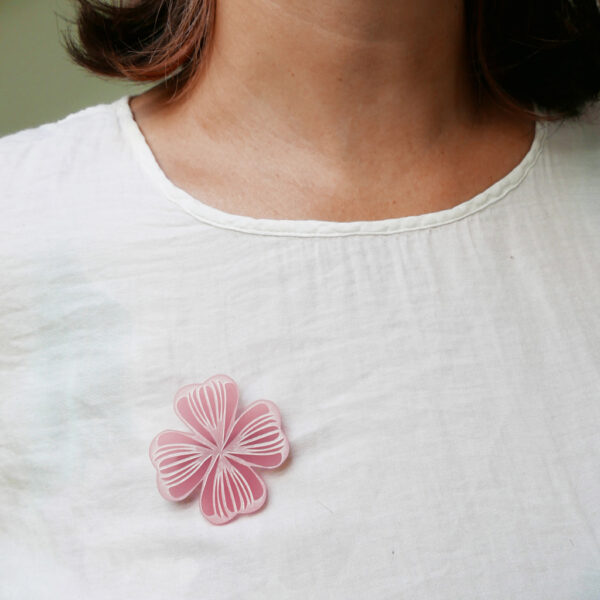Spilla quadrifoglio rosa | gioielli a sostegno per la lotta al tumore al seno | BiCA Good Morning Design