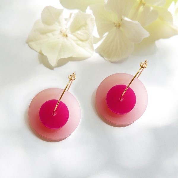 Orecchini cerchio dorati con disco grande rosa e fucsia | gioielli minimal a sostegno lotta tumore al seno | BiCA Good Morning Design