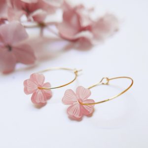 Orecchini cerchio dorati con quadrifoglio rosa | sostegno lotta tumore al seno | BiCA Good Morning Design