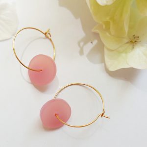Orecchini cerchio dorati con disco rosa | sostegno lotta tumore al seno | BiCA Good Morning Design