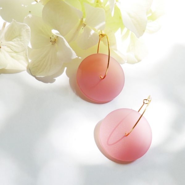 Orecchini cerchio dorati con disco grande rosa | sostegno lotta tumore al seno | BiCA Good Morning Design