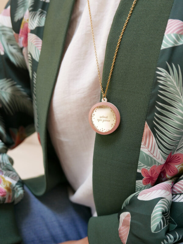 Collana lunga "Splendi" , rosa e specchio acrilico oro, a sostegno per la lotta tumore al seno | BiCA Good Morning Design
