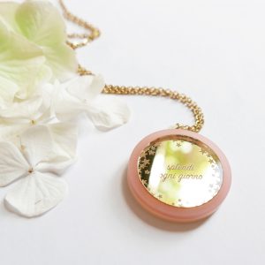 Collana lunga "Splendi" , rosa e specchio acrilico oro, a sostegno per la lotta tumore al seno | BiCA Good Morning Design