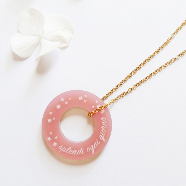 Collana lunga ad anello "Splendi" , rosa e specchio acrilico oro, a sostegno per la lotta tumore al seno | BiCA Good Morning Design