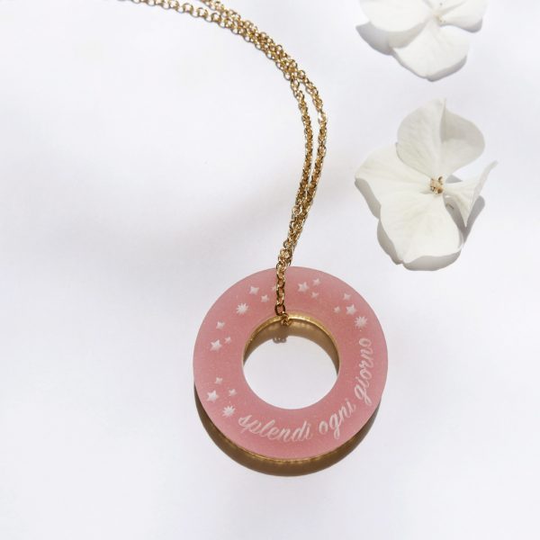 Collana lunga ad anello "Splendi" , rosa e specchio acrilico oro, a sostegno per la lotta tumore al seno | BiCA Good Morning Design