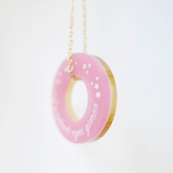 Collana lunga ad anello "Splendi" , rosa e specchio acrilico oro, a sostegno per la lotta tumore al seno | BiCA Good Morning Design