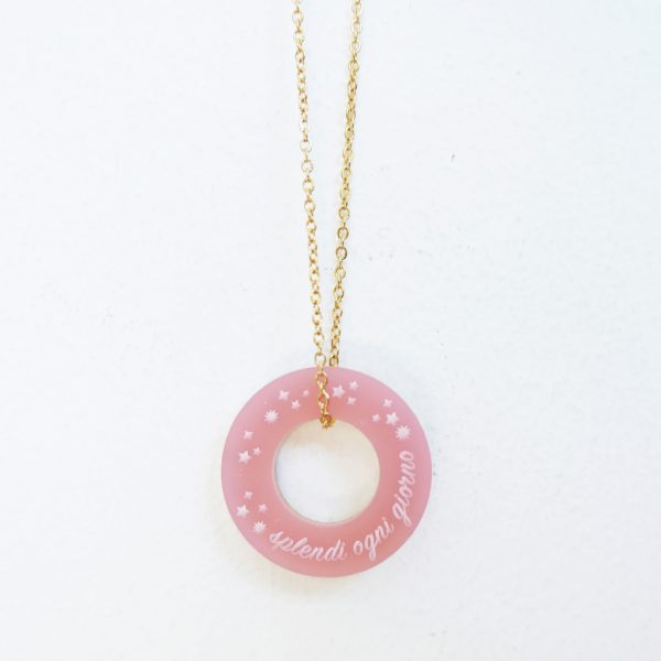 Collana lunga ad anello "Splendi" , rosa e specchio acrilico oro, a sostegno per la lotta tumore al seno | BiCA Good Morning Design