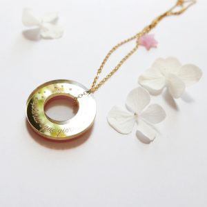 Collana lunga ad anello "Splendi" , rosa e specchio acrilico oro, a sostegno per la lotta tumore al seno | BiCA Good Morning Design