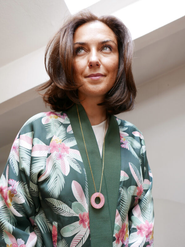 Collana lunga ad anello "Splendi" , rosa e specchio acrilico oro, a sostegno per la lotta tumore al seno | BiCA Good Morning Design