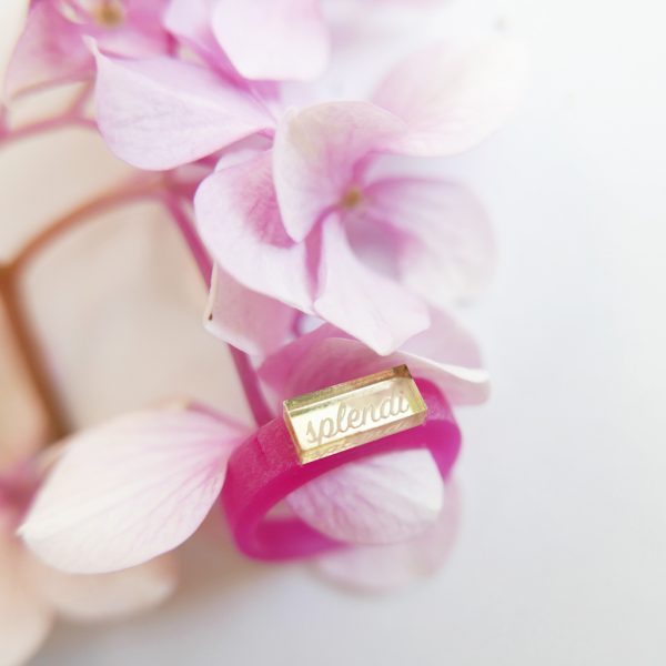 Anello Splendi, fucsia e oro con scritta "Splendi" | gioielli a sostegno per la lotta al tumore al seno | BiCA Good Morning Design