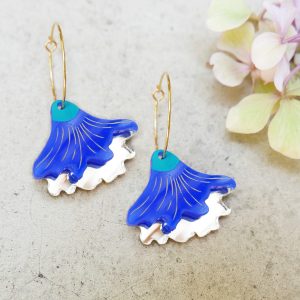 orecchini a cerchio dorati con fiore blu e oro a campanula | dipinti a mano | BiCA Good Morning Design