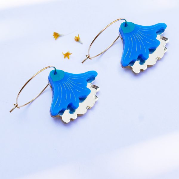 orecchini a cerchio dorati con fiore azzurro e oro | dipinti a mano | BiCA Good Morning Design