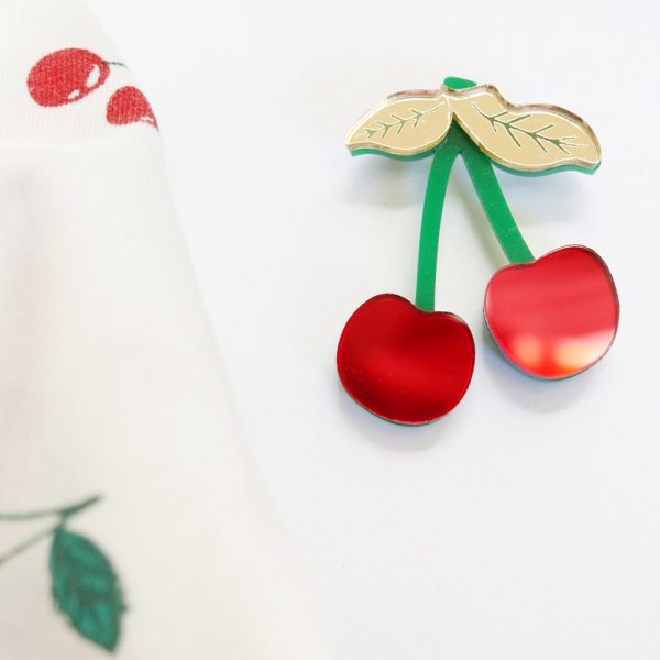 spilla ciliegia rosso, verde e oro | spille con frutta, ciliegie | BiCA Good Morning Design