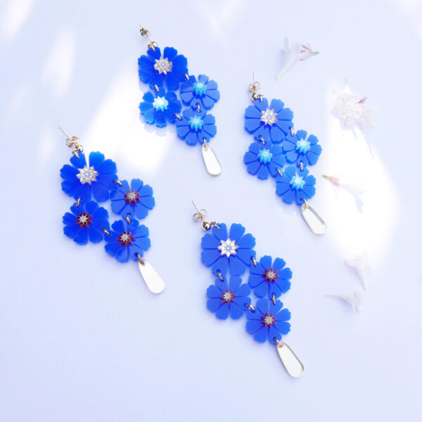 Orecchini pendenti grandi floreali Petali Blu | gioielli artistici fatti a mano, dal design Italiano, realizzate a milano | BiCA Good Morning Design