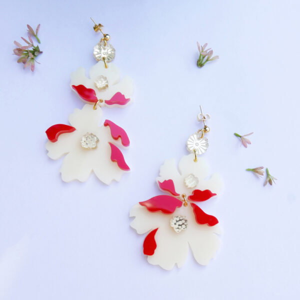 Orecchini pendenti grandi floreali Fiore Doppio rosso e bianco avorio | gioielli artistici originali, dal design Italiano, realizzate a mano a Milano | BiCA Good Morning Design