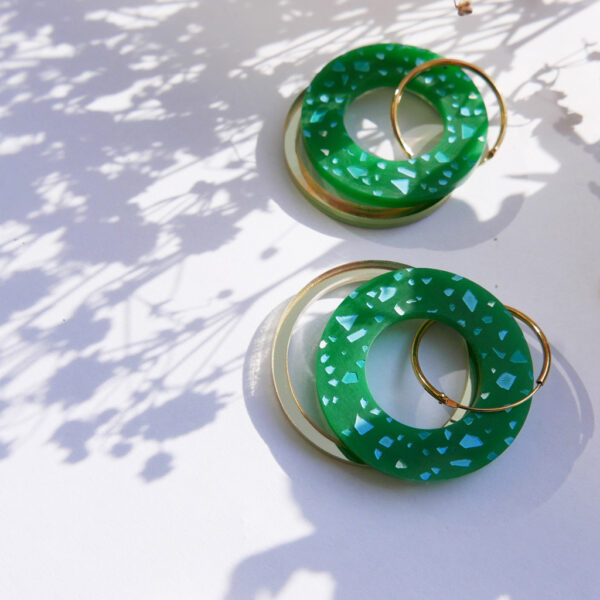 ISA Orecchini cerchio dorati e colorati con texture terrazzo dipinti a mano | design italiano | sede del laboratorio a Milano | BiCa Good Morning Design