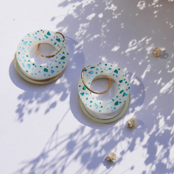 ISA Orecchini cerchio dorati e colorati con texture terrazzo dipinti a mano | design italiano | sede del laboratorio a Milano | BiCa Good Morning Design
