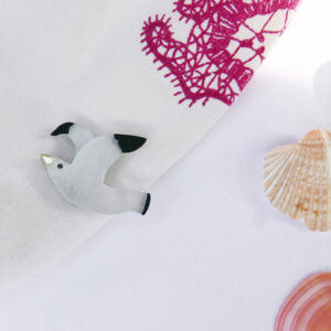 Terra! Spilla, Gabbiano, in specchio acrilico sabbiato e oro | gioielli artistici dipinti a mano, made in Italy| BiCA Good Morning Design