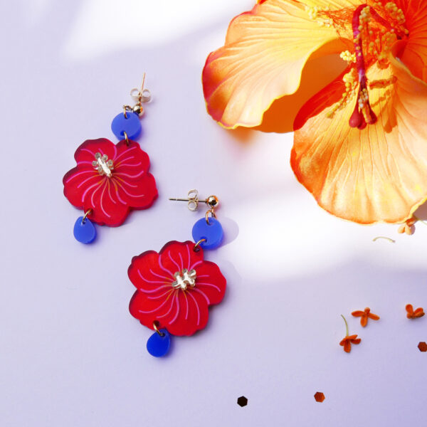Orecchini con Fiore Hibiscus rosso, blu e oro, dipinto a mano | gioielli artistici, personalizzabili | made in Italy | BiCA Good Morning Design