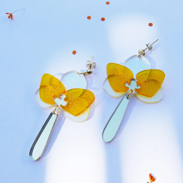Orecchini floreali pendenti lunghi, con Fiore Orchidea ambra, oro e argento | gioielli artistici, personalizzabili | made in Italy | BiCA Good Morning Design