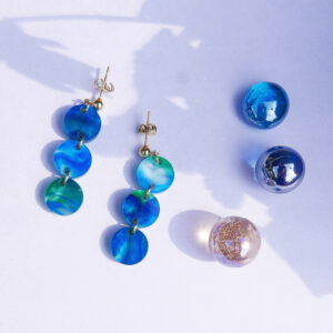 Orecchini pendenti minimal BIGLIE, oro, blu, argento | gioielli artistici, originali | made in Italy | BiCA Good Morning Design
