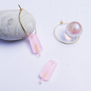 orecchini cerchio oro GHIACCIOLO, rosa fragola, dipinti a mano | gioielli artistici, originali | made in Italy | BiCA Good Morning Design